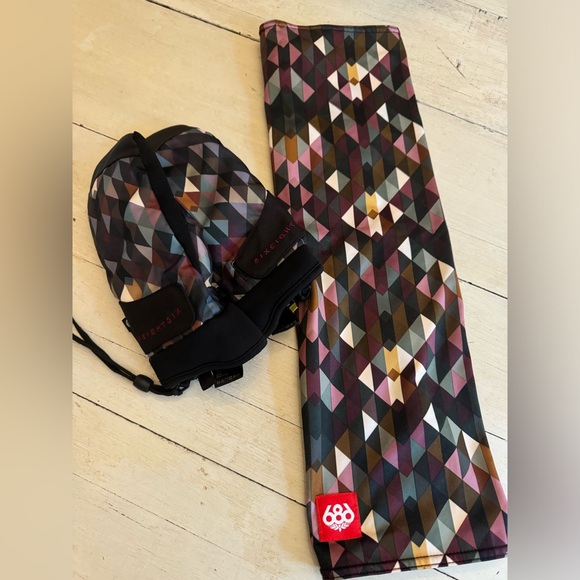 686 Buff and matching snow mittens. - Picture 1 of 1